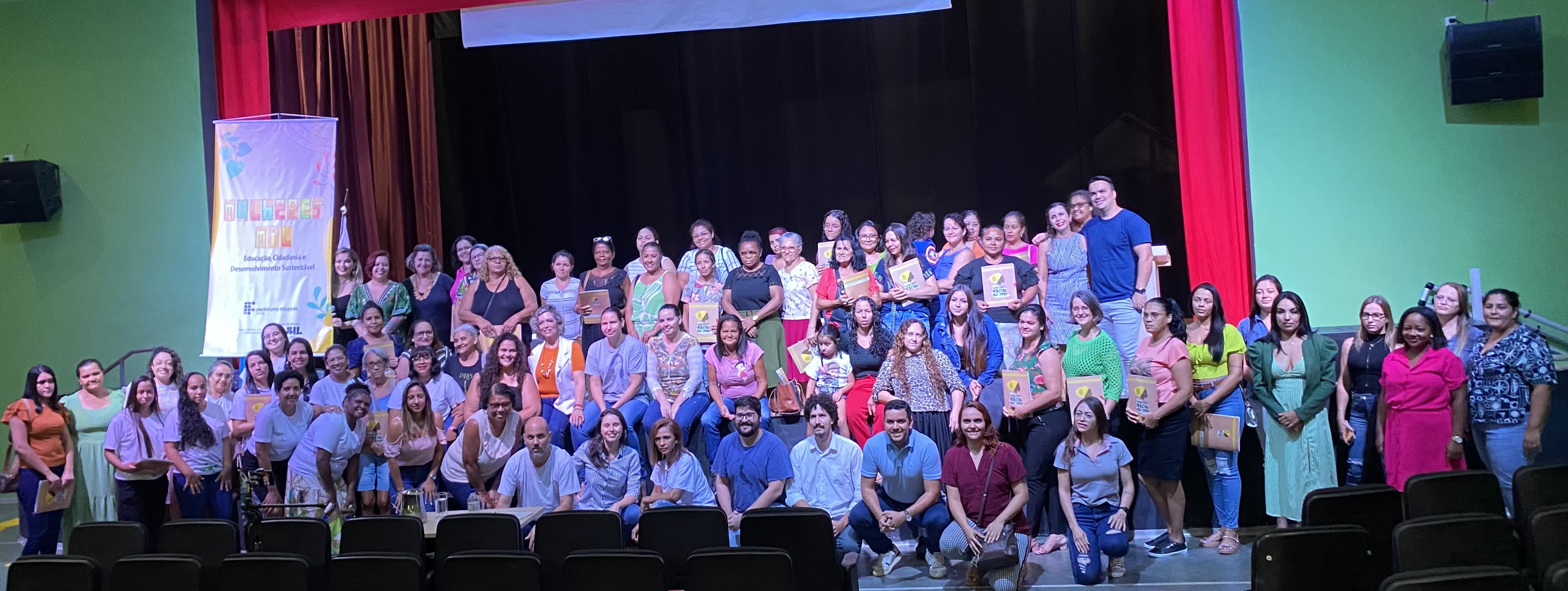 Alunas e equipes gestoras do Programa Mulheres Mil no IFG na aula inaugural dos cursos